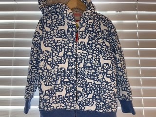 Chaqueta forrada de vellón con capucha y cremallera completa estampado de ciervos azul blanco Boden Girls 6 7