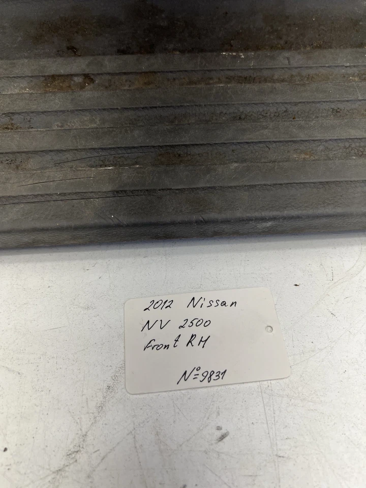 Nissan NV2500 2012-2019 panel de cubierta de escalón de puerta delantera derecha OEM. Foto 2 de 4