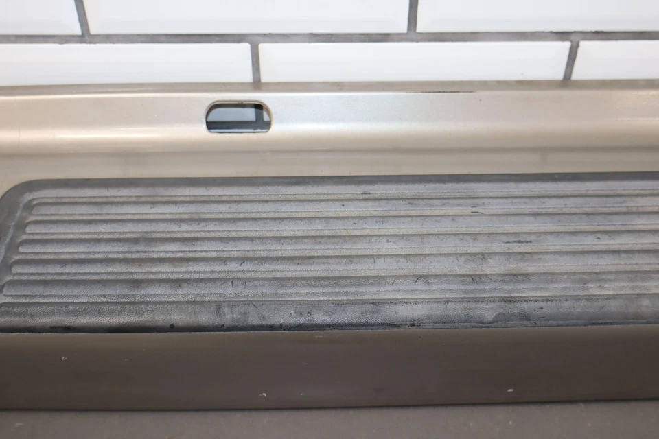 96-98 Lexus LX450 Parachoques Trasero Cubierta Sección Central (Beige Cachemira 4M9) Foto 3 de 4