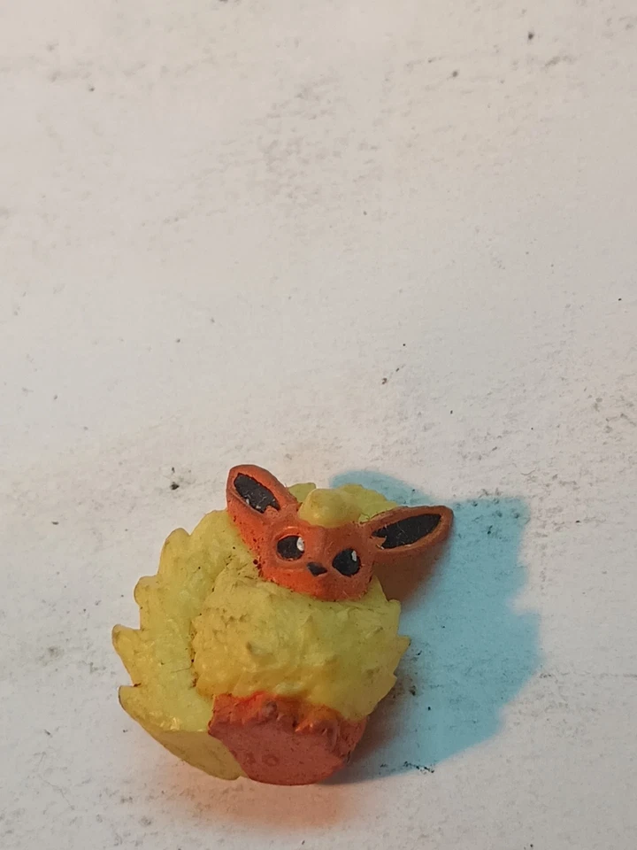 (1) Minifigura bola rebotante Pokémon Flareon vintage usada Foto 2 de 4