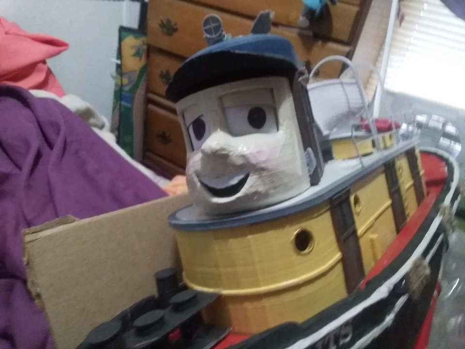 (TUGS 1989) "Dez centavos" réplica em grande escala rebocador adereço impresso em 3D + rostos - Imagem 4 de 4