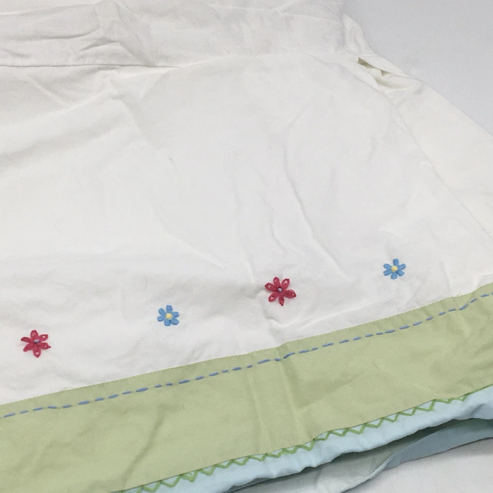 Falda de cuna Pottery Barn Kids verde y azul floral bordada con volantes antipolvo Foto 3 de 4