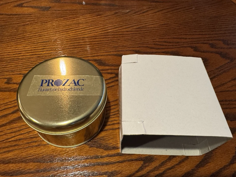 Reloj Pharma Prozac Nuevo Nunca Usado Con Banda Ajustable Negra Y Lata Golf. Foto 3 de 4