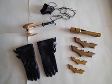 BATMAN COMIENZA ACCESORIOS DE DISFRAZ, Guantes Batarangs Linterna Gancho de Agarre