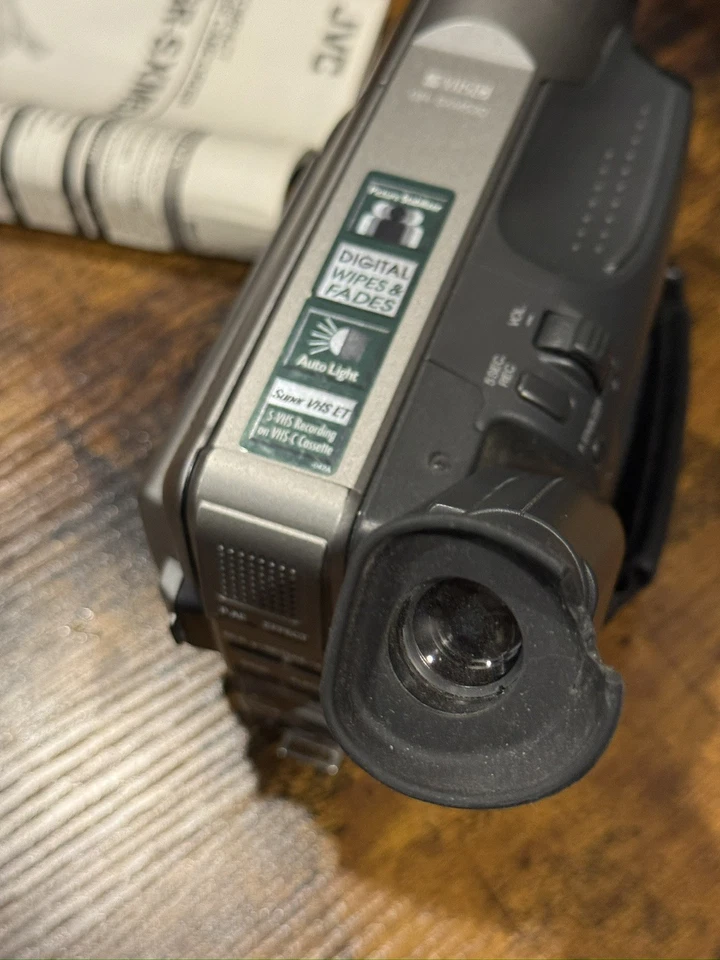 2 JVC GR-SXM520U Camcorder SuperVHS 400X Digital Zoom Parts Only/ Tapeless Setup - Image 3 of 4