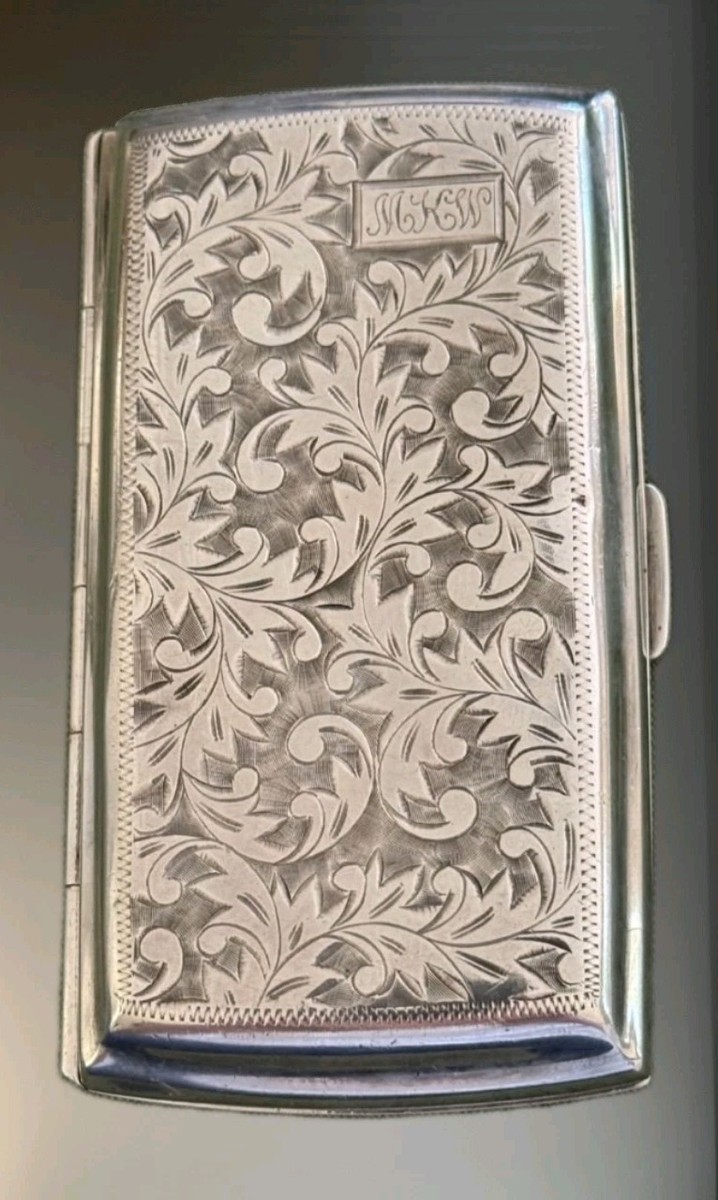 1930s silver cigarette case 1930 Hoka Case, Cigarette Case, Vintage Silver Cigarette Box, Antique Cigarette Case, Retro Silver Cigarette Sterling silver (.925) Made in America Engine turned lines patter on exterior Blank center plaque for engraving Locking closure with button release Impressed Sterling Size Lot - STERLING SILVER CIGARETTE