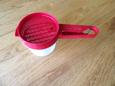 Tupperware Red Sifter Confectioners Sugar Flour