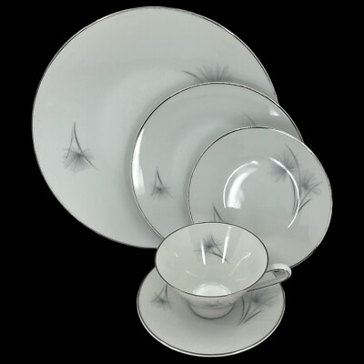 Hutschenreuther Germany White and Gray Thistle Caribe Pattern 5 Piece Dinner Set