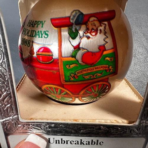 2 Vintage 1988 Unbreakable Satin Ornament Christmas Memories Santa Made In USA - Bild 3 von 16