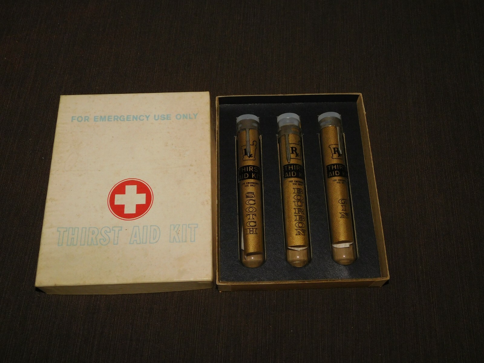 VINTAGE KITCHEN BAR LIQUOR FUNNY GAG GIFT FOR EMERGENCY USE ONLY THIRST AID KIT