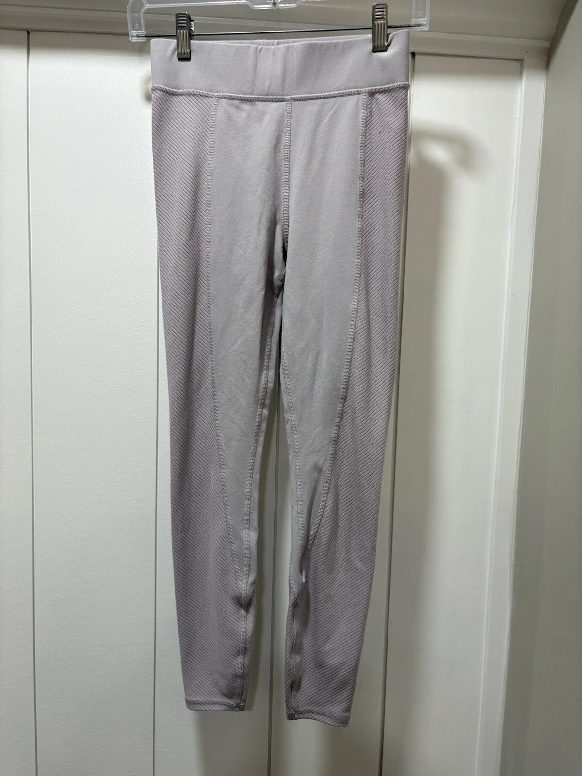 alo-yoga no limit light gray ribbed trim leggings