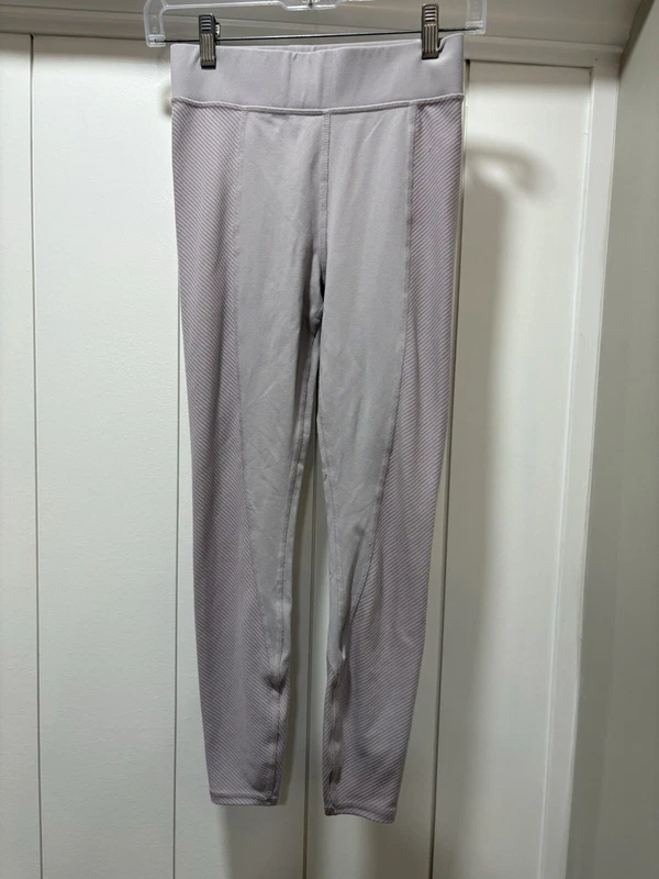 alo-yoga no limit light gray ribbed trim leggings