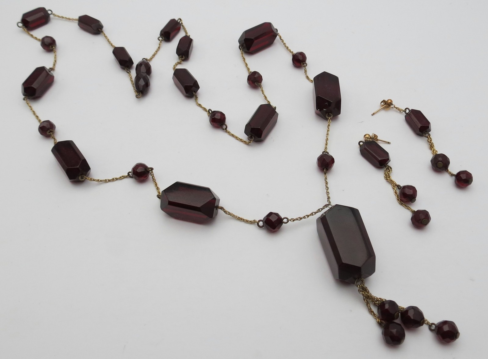 Vintage cherry bakelite rectangular bead  station… - image 6