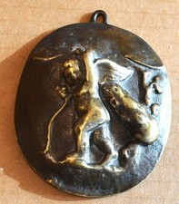 Alter Anh&auml;nger Bronze PUTTO MIT HERKULESKEULE  60 x 77 mm, 84,5 Gramm  *