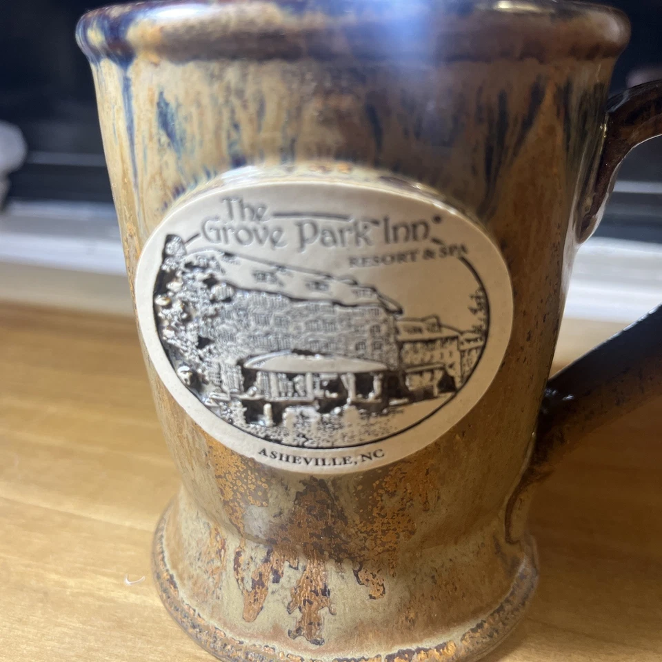 Taza Deneen Pottery Grove Park Inn Ashville, Carolina del Norte marrón arrojada a mano Foto 2 de 4