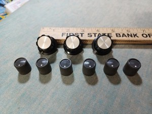 LOT CHICAGO DAKA-WARE 1-1/4" FLUTED DIAL SKIRTED KNOB RADIO, 7 SMALLER GREY