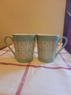 2 Gibson Home Sea Green White Raised Relief Damask Design Coffee Mug 12oz 