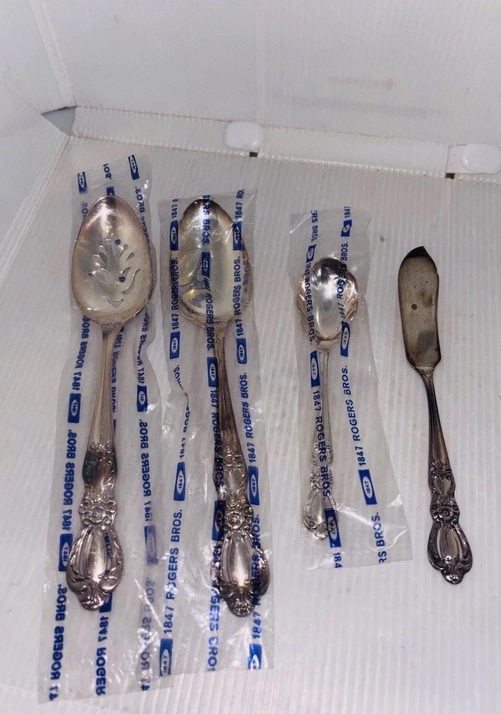 4 Rogers Heritage 2 Serving Pieces 1 spoon/ fish knife International Silverplate