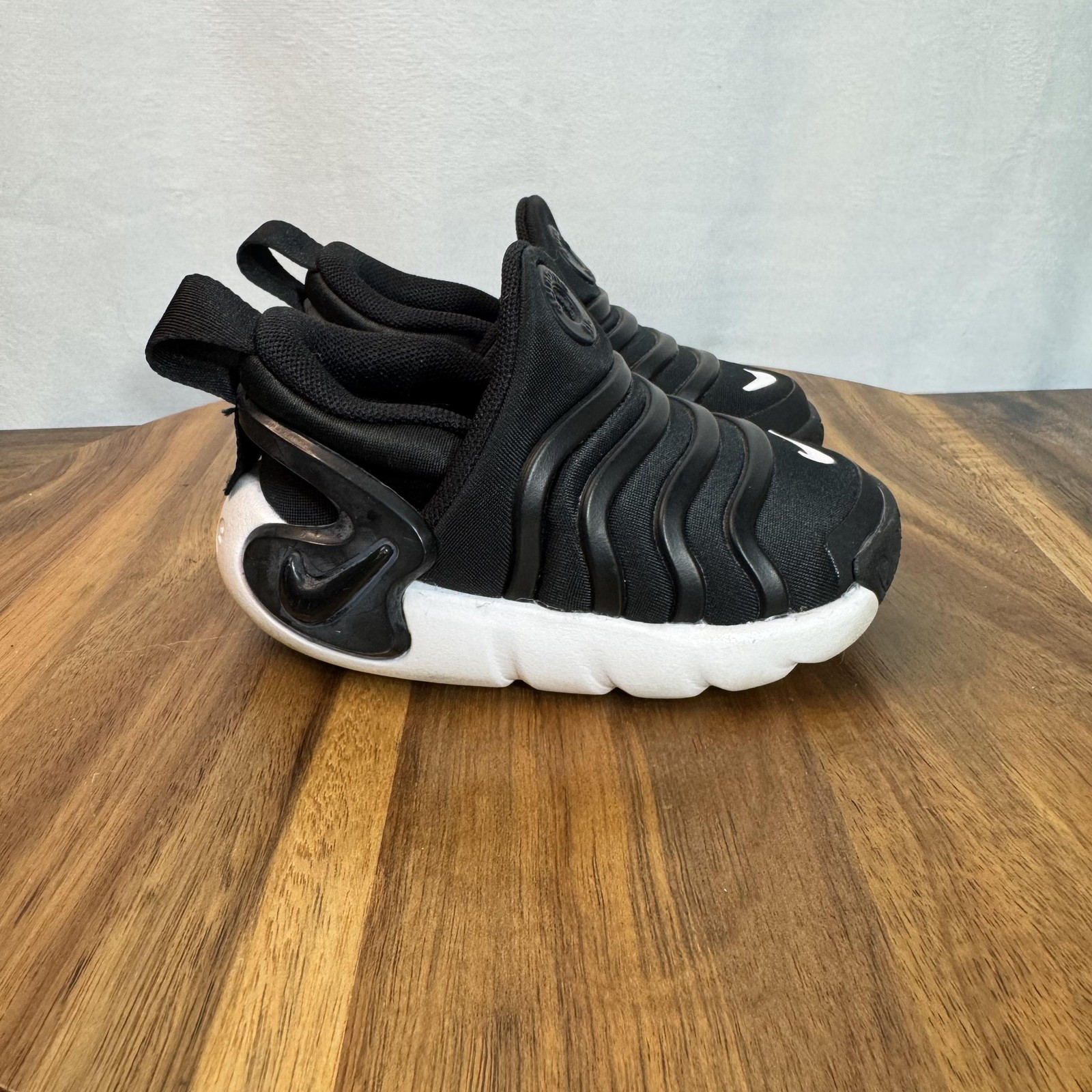 Nike Dynamo Go Shoes Kids Size 5C Black White Slip On Easy On Toddler Sneakers