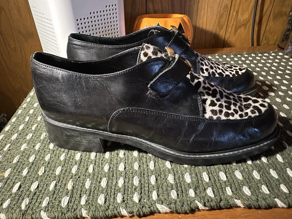 Correa mocasín Brighton Italia de cuero y pelo de vaca con hebilla de peltre plateado 9,5 para mujer Foto 2 de 4