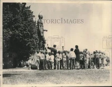 1956 Press Photo Students admire the Massasoit Great Sachem statue at Plymouth