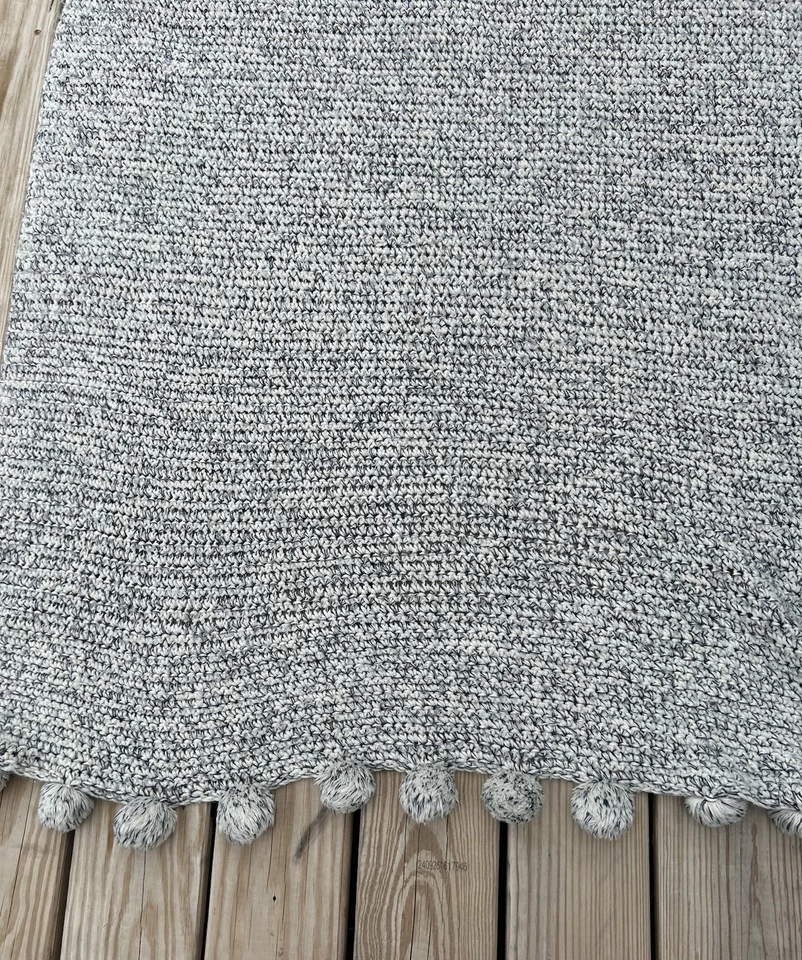 Manta Pottery Barn Gruesa Tejida Pom Pom Gris Crema Usada en Excelente Condición Foto 2 de 4