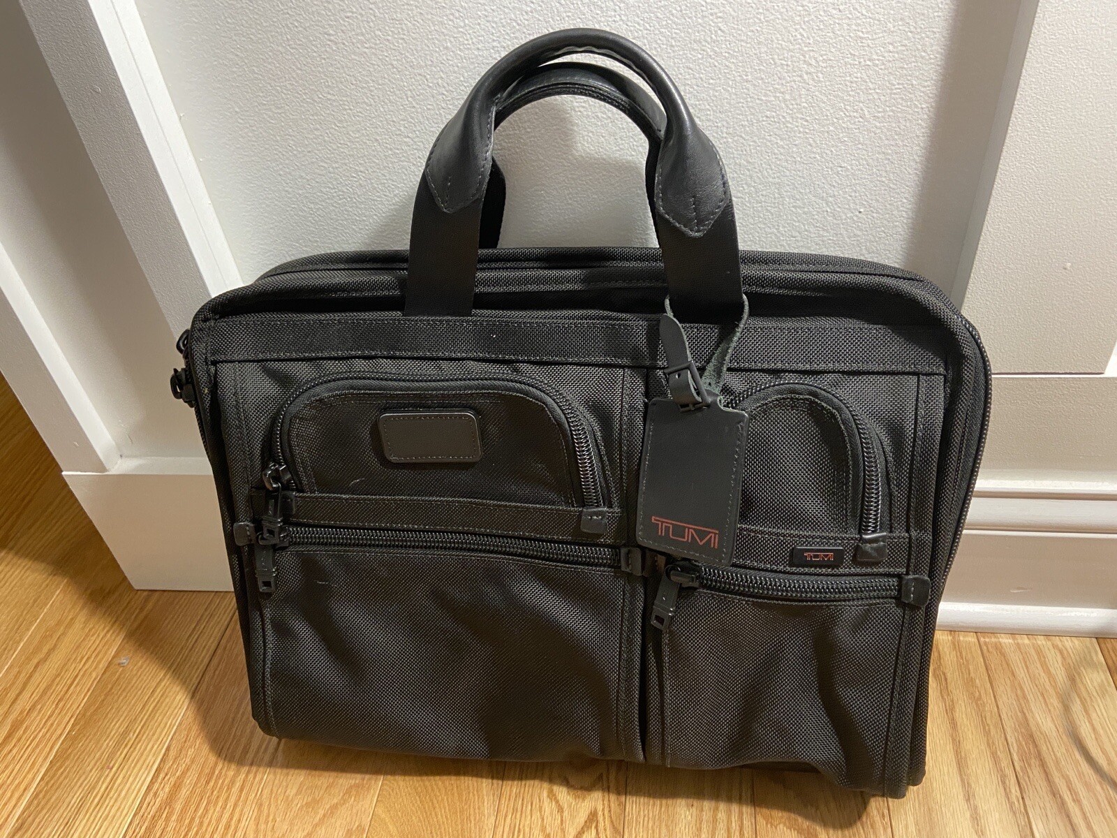 tumi compact large screen laptop brief