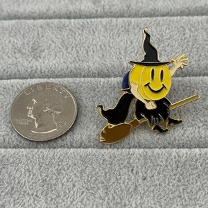 Walmart Halloween Smiley Face Witch Flying On Broom Employee Pin Pinback #60751