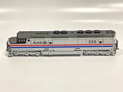✅Del Prado N Standmodell Diesel Lok 320 Amtrak (DC156-3S4/3) - Bild 1 von 4