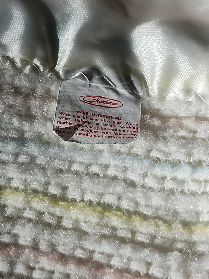 Manta de bebé de acrílico Chatham de colección blanca tejido gofre pastel rayas borde satinado Foto 2 de 4