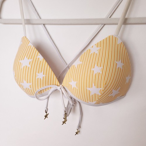 Top de bikini Arizona Jean co. para mujer talla pequeña amarillo pushup correa de espagueti estrellas - Imagen 6 de 11