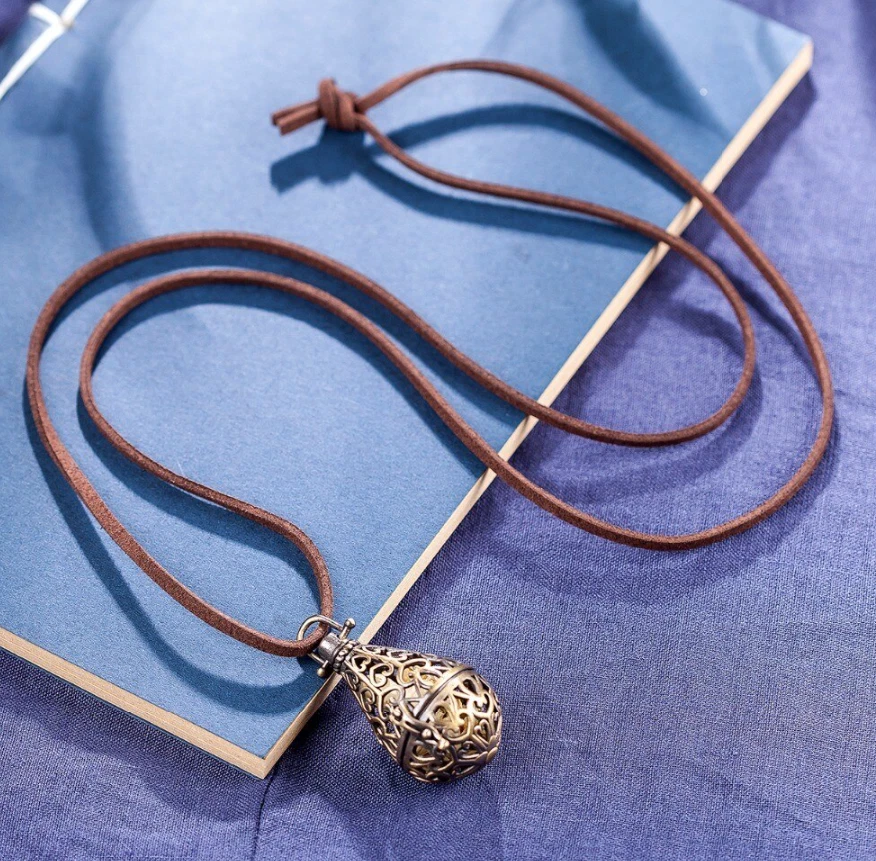 Colgante medallón de aceite esencial color cobre vintage con collar chocker de terciopelo Foto 4 de 4