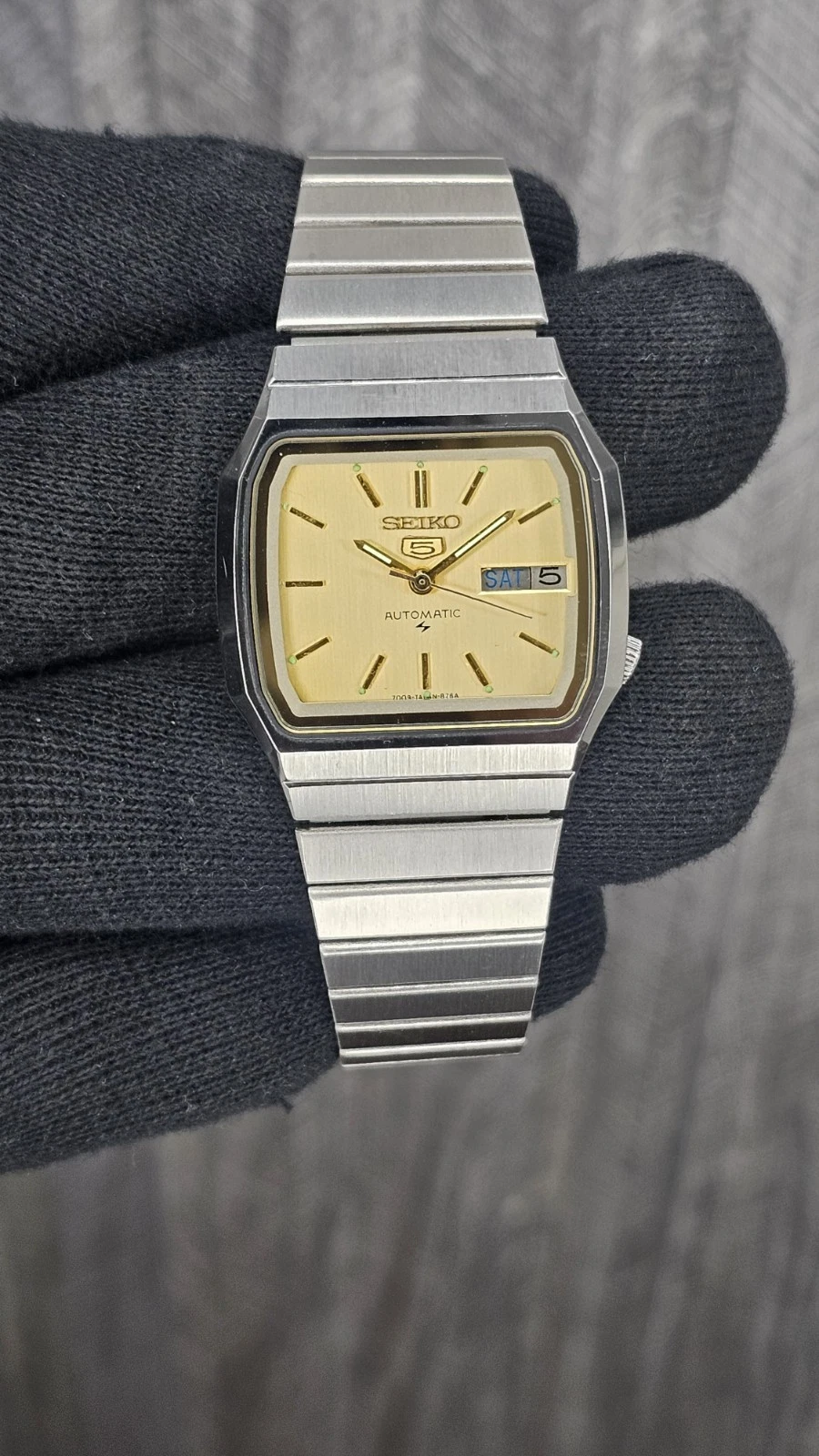 square vintage Seiko 5 automatic 21 jewels 7009-2060 day/date men’s wristwatch J