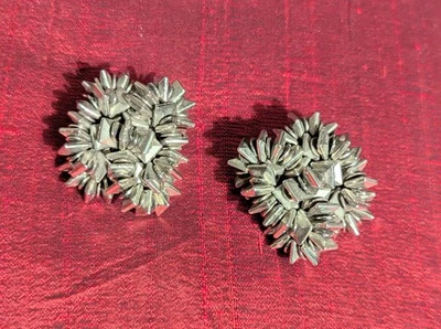 Boucles d'oreilles clips métal argenté.  - Photo 1/4