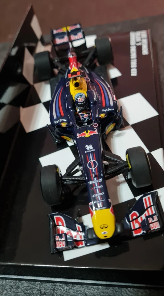 Modellino F1 1:43 Red Bull RB7 Vettel 2011 - Minichamps - Immagine 2 di 4