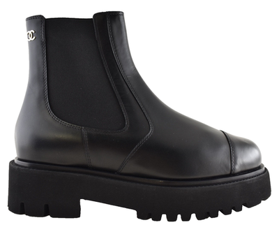 CHANEL ブラック レザー ハイヒール Chanel 24B Black Calfskin Leather CC Logo Pull On Chelsea Ankle