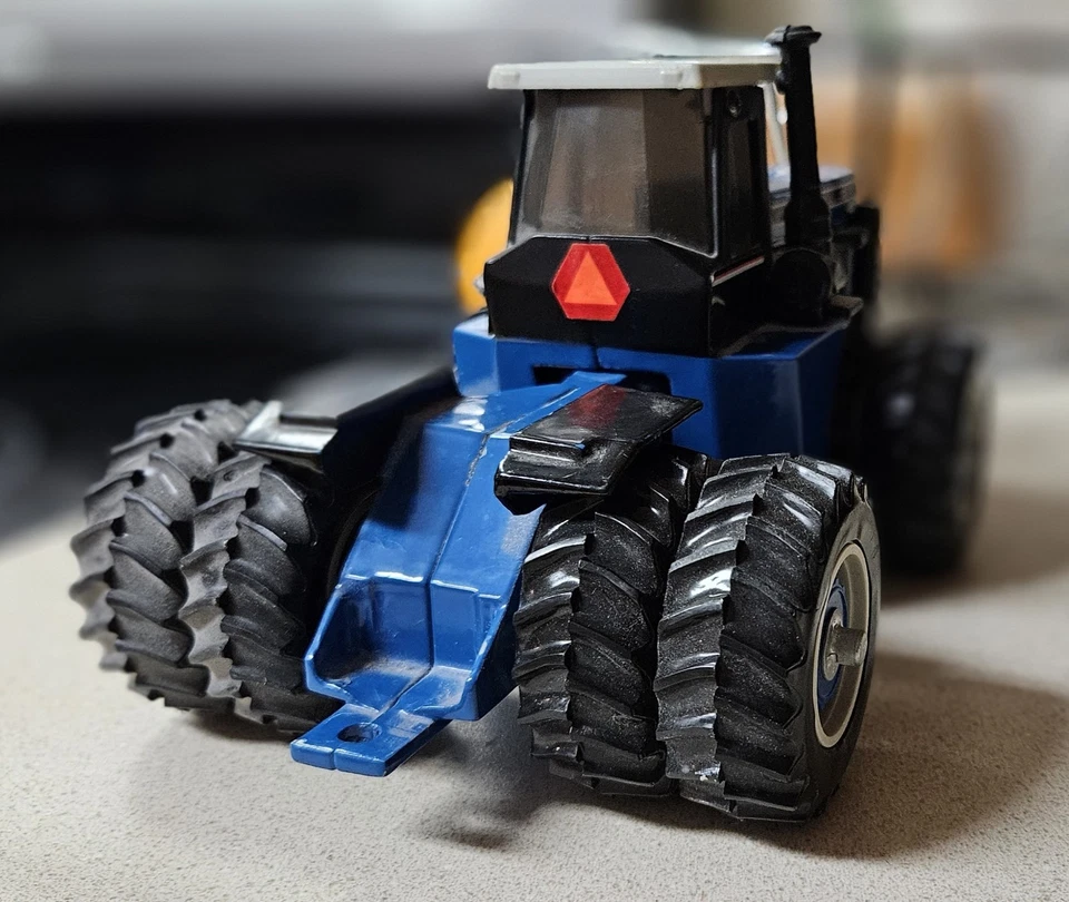 RARE Scale Models - Ford 1156 Versatile Tractor - 1:32 - 1990 "Parts Mart"  - Image 4 of 4