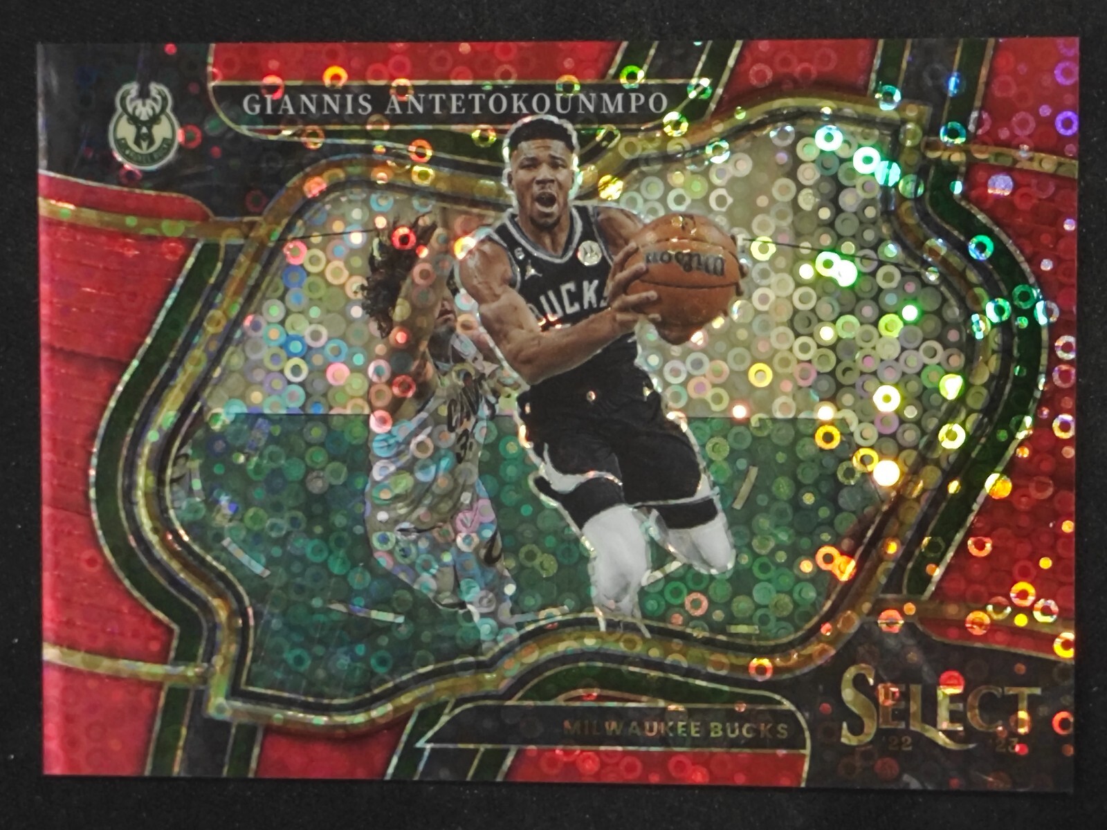 Giannis Antetokounmpo 2022-23 Panini Select Courtside Red Disco Prizms /49