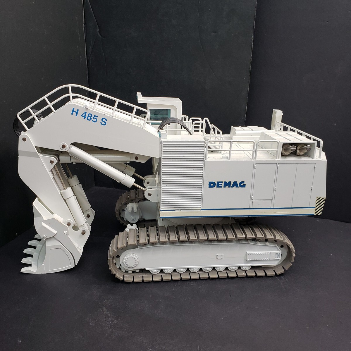 NZG DEMAG H485S HYDRAULIC EXCAVATOR SCALE 1:50 DIECAST NOS in box