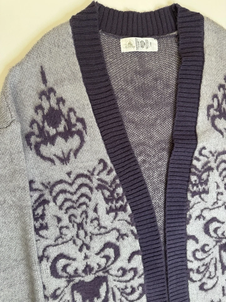 Cárdigan Suéter Mansión Embrujada Parques Disney Papel Pintado Púrpura Mediano Raro Difícil de Encontrar Foto 3 de 4