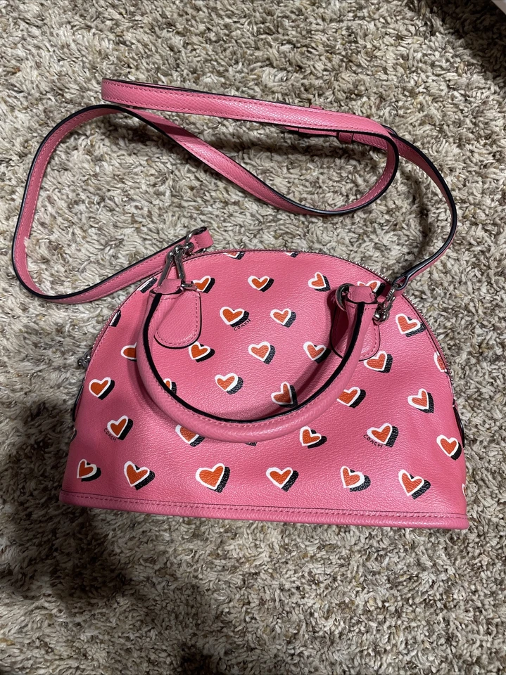 Cartera Coach Valentine Mini Cora Dome, Corazones Rosados, Excelente Estado Foto 2 de 4