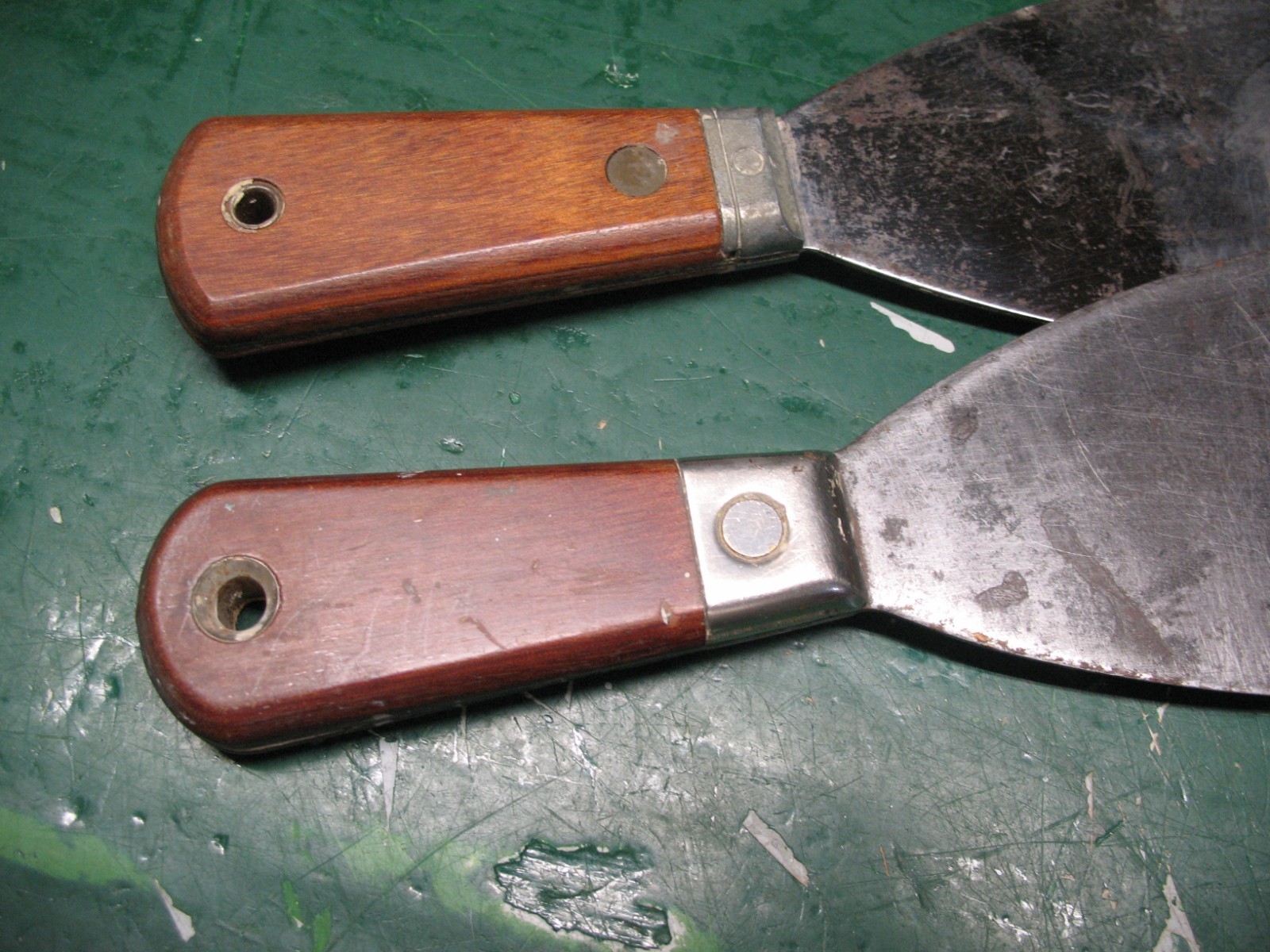 RED  DEVIL PUTTY KNIVES (2)  ANGLED 3'' BLADES ONE STIFF  ONE  FLEXIBLE