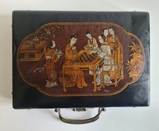 Orig. scatola cinese in legno ricoperta da un tessuto con scene di vita casaling