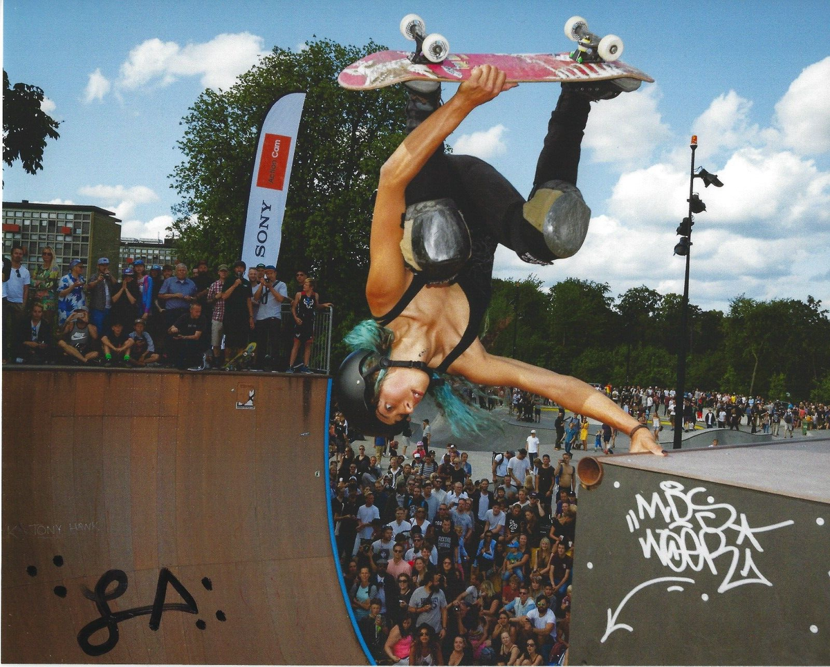 LIZZIE ARMANTO Signed x 11 Photo Signed REPRINT Skate