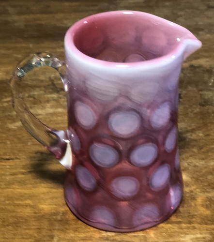 Jarra crema vidrio artístico Fenton rosa arándano opalescente moneda lunares 4" - Imagen 2 de 9