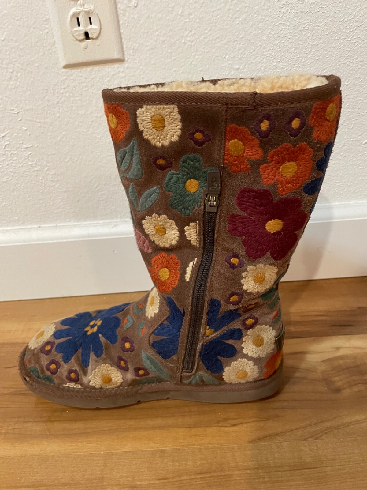 UGG WAHINE Floral Embroidered Suede Shearling Womens Size 8 Boots