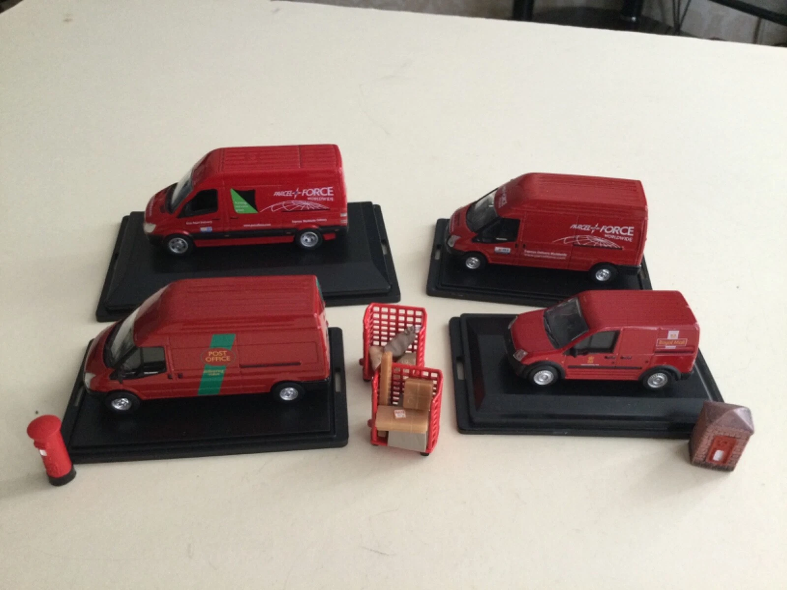 VANS Furgoni Oxford Diecast Parcelforce & Royal Mail X 4 più accessori scala 1 76