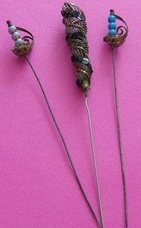 3 anciennes épingles /aiguilles à chapeau