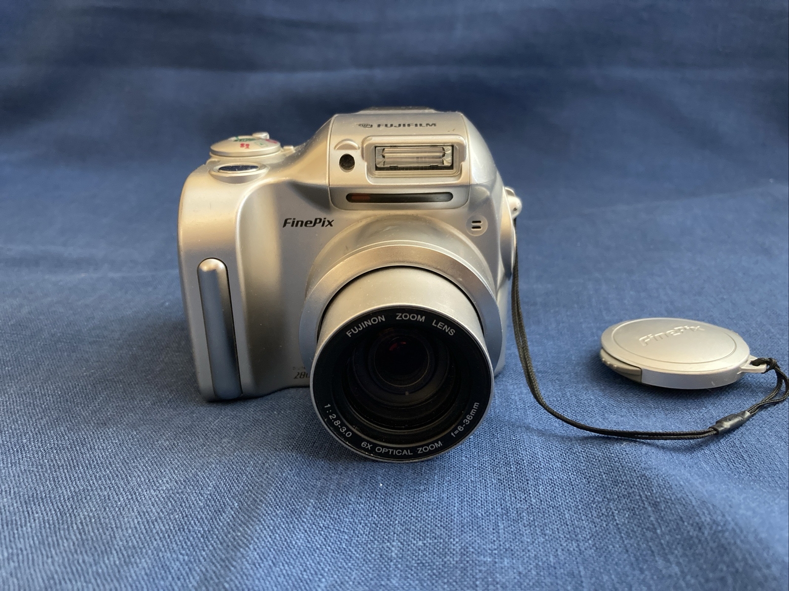 Fujifilm FinePix 2800 Zoom 2.0MP Digital Camera 6x Optical Zoom Silver