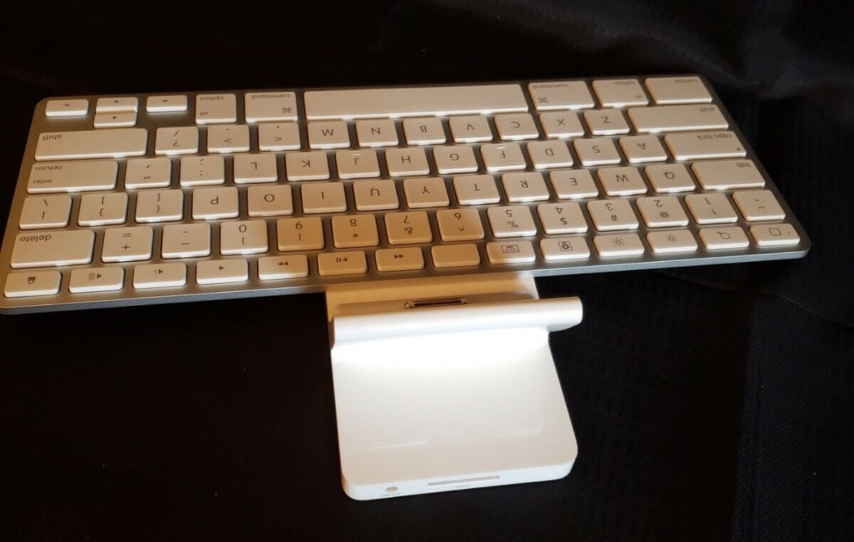 A1359 Genuine Apple iPad 1,2,3 Keyboard Dock 1st 2nd 3rd Gen iPod
